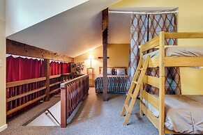 Bartlett Townhome w/ Balcony: 1 Mi to Ski Resort!