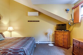 Bartlett Townhome w/ Balcony: 1 Mi to Ski Resort!