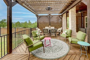 Pool & Hot Tub in Sunny Smithville Getaway!