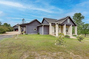 Pool & Hot Tub in Sunny Smithville Getaway!