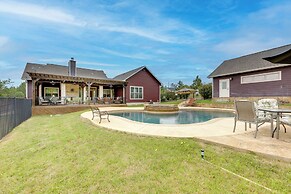 Pool & Hot Tub in Sunny Smithville Getaway!