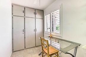 < 1 Mi to Golf: Home w/ Screened Porch in Sun City