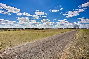 Remodeled Ranch Apt in Sanger: 12 Mi to Lake!