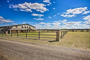 Remodeled Ranch Apt in Sanger: 12 Mi to Lake!