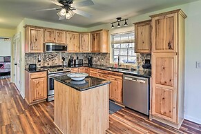 Lyles Peaceful Creekside Home: Hot Tub & Fire Pit