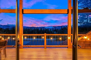 Mtn-view Cabin w/ Hot Tub & Fireplace in Cle Elum!