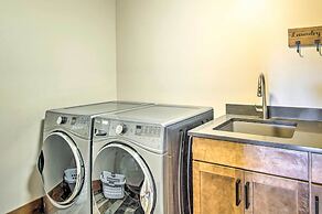 Mtn-view Cabin w/ Hot Tub & Fireplace in Cle Elum!