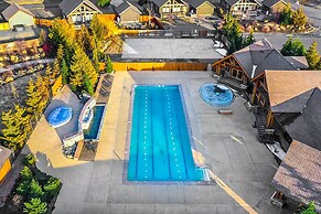 Mtn-view Cabin w/ Hot Tub & Fireplace in Cle Elum!