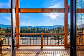 Mtn-view Cabin w/ Hot Tub & Fireplace in Cle Elum!