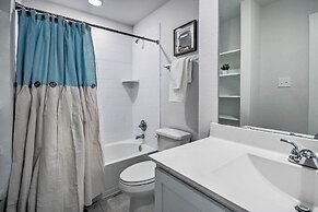 Chic Houston Home w/ Game Room ~ 8 Mi to Dtwn