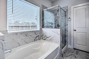 Chic Houston Home w/ Game Room ~ 8 Mi to Dtwn