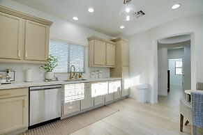 Bright Goodyear Home: Community Pool, Hot Tub