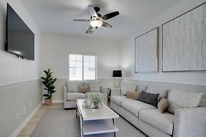 Bright Goodyear Home: Community Pool, Hot Tub