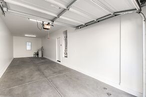 Bright Goodyear Home: Community Pool, Hot Tub