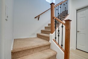 Bright Goodyear Home: Community Pool, Hot Tub