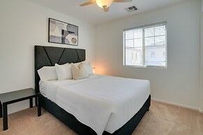 Bright Goodyear Home: Community Pool, Hot Tub