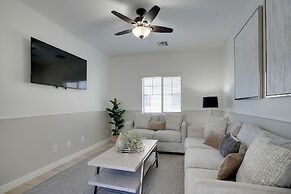 Bright Goodyear Home: Community Pool, Hot Tub