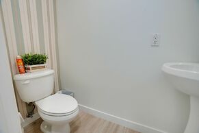 Bright Goodyear Home: Community Pool, Hot Tub