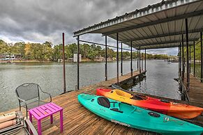 Luxe Lakehouse: Boat Dock, Hot Tub & Kayaks!