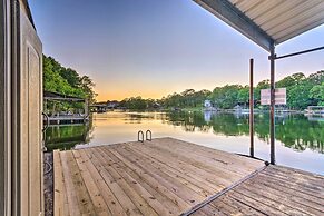 Dock, Hot Tub & Kayaks: Luxe Hot Springs Lakehouse