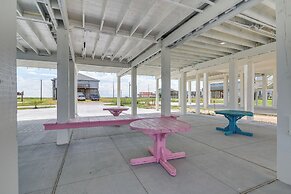 Walk to Shore: Freeport Beach House w/ Grill!