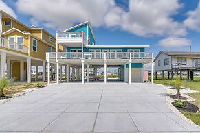 Walk to Shore: Freeport Beach House w/ Grill!