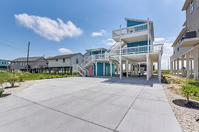 Walk to Shore: Freeport Beach House w/ Grill!