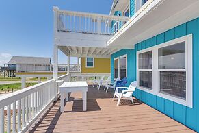 Walk to Shore: Freeport Beach House w/ Grill!