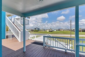 Walk to Shore: Freeport Beach House w/ Grill!