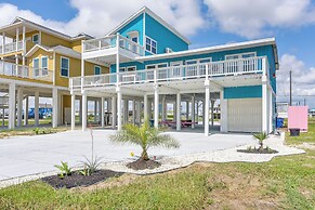 Walk to Shore: Freeport Beach House w/ Grill!