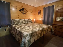 Deep Creek Overlook 3 Bedroom Cabin by Redawning
