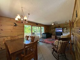 Deep Creek Overlook 3 Bedroom Cabin by Redawning