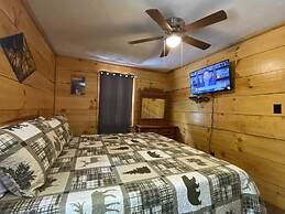 Deep Creek Overlook 3 Bedroom Cabin by Redawning