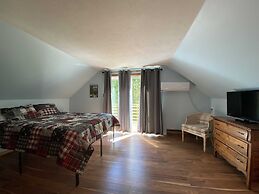 Deep Creek Overlook 3 Bedroom Cabin by Redawning