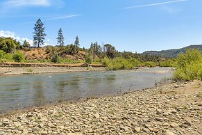 Deck, Grill & River Access: California Escape!