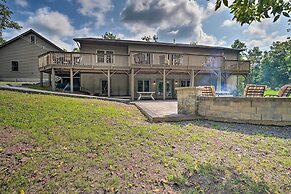 Family-friendly Retreat w/ Deck in Cassville!