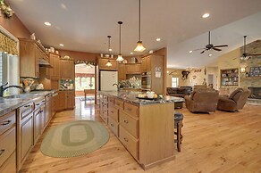 Family-friendly Retreat w/ Deck in Cassville!