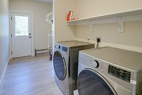 Lovely Clinton Home w/ Hot Tub on 10 Acres!