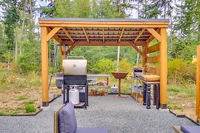 Lovely Clinton Home w/ Hot Tub on 10 Acres!