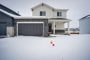 Family-friendly Townhome ~ 2 Mi to Windsor Lake!