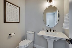 Family-friendly Townhome ~ 2 Mi to Windsor Lake!