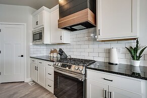 Family-friendly Townhome ~ 2 Mi to Windsor Lake!