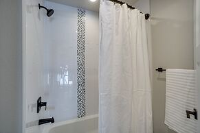 Family-friendly Townhome ~ 2 Mi to Windsor Lake!