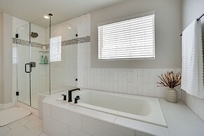 Family-friendly Townhome ~ 2 Mi to Windsor Lake!