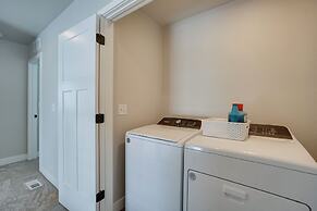 Family-friendly Townhome ~ 2 Mi to Windsor Lake!