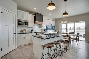 Family-friendly Townhome ~ 2 Mi to Windsor Lake!