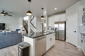 Family-friendly Townhome ~ 2 Mi to Windsor Lake!