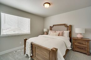 Family-friendly Townhome ~ 2 Mi to Windsor Lake!