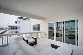 Family-friendly Townhome ~ 2 Mi to Windsor Lake!