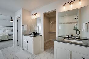 Family-friendly Townhome ~ 2 Mi to Windsor Lake!